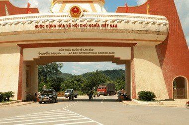Mendorong penggelaran pola pemeriksaan “Satu pintu-satu destinasi” di Koridor perbatasan internasional Lao Bao dan Den Sa Van - ảnh 1