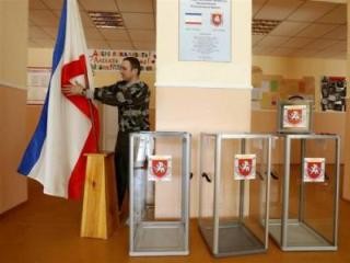Krimea mengadakan referendum - ảnh 1