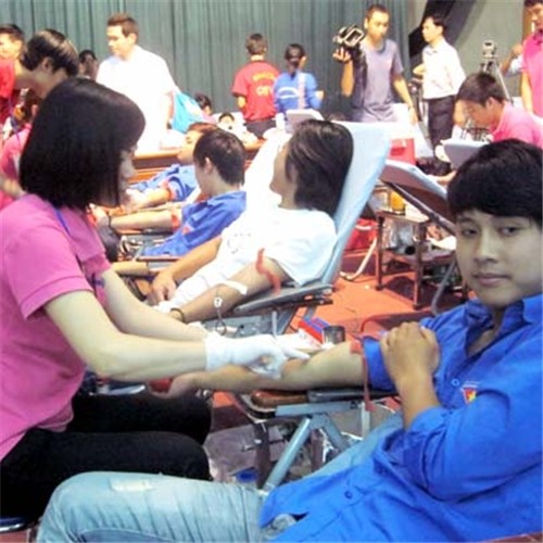 Menyebarkan pesan “Memberikan donor darah untuk menyelamatkan manusia”  - ảnh 1