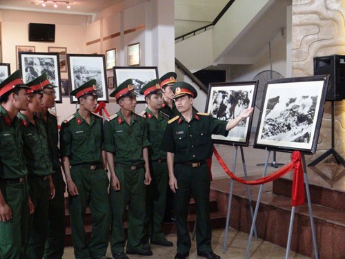 Pameran 100 foto dengan tema “Dien Bien Phu-bertekad bertempur, bertekad menang” - ảnh 1