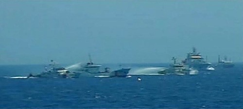 Tiongkok supaya menaati hukum internasional, segera menarik anjungan pengeboran Haiyang dan semua kapal pengawalnya ke luar dari wilayah laut Vietnam - ảnh 1