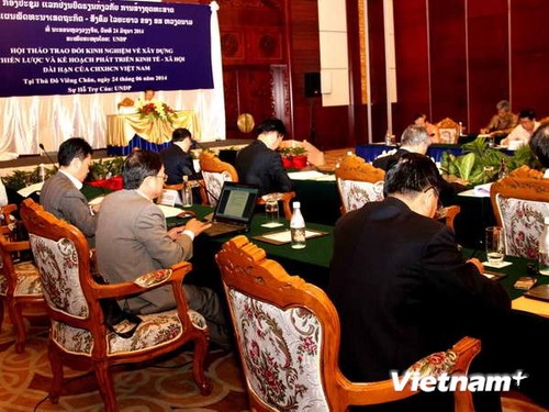Vietnam-Laos bertukar pengalaman mengembangkan sosial-ekonomi untuk jangka panjang - ảnh 1