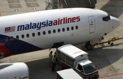 Malaysia menggerakkan banyak peralatan untuk mencari pesawat terbang Malaysia yang hilang - ảnh 1