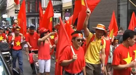 Orang Vietnam di Austria melakukan pawai untuk memprotes tindakan Tiongkok di Laut Timur - ảnh 1