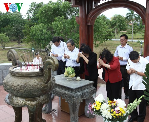 Wakil Ketua MN Vietnam, Nguyen Thi Kim Ngan membakar hio di Benteng kuno Quang Tri - ảnh 1