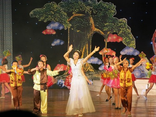 Pesta malam bulan purnama dengan tema “Anak-anak Vietnam berkiblat ke laut dan pulau kampung halaman" - ảnh 1