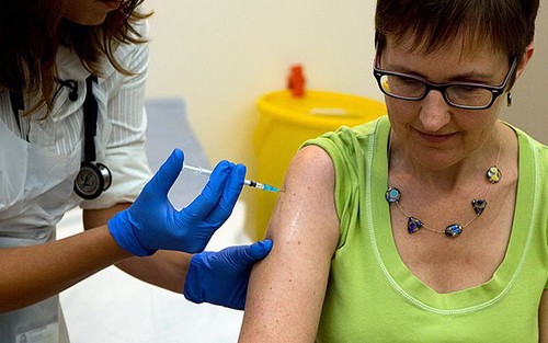 Inggris melakukan uji coba vaksin anti Ebola pada manusia - ảnh 1