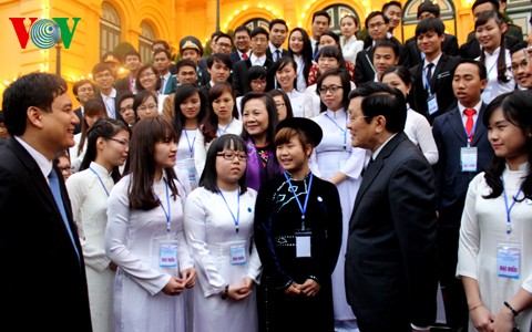 Presiden Vietnam, Truong Tan Sang melakukan pertemuan dengan para mahasiswa yang mendapat hadiah Bintang Januari - ảnh 1