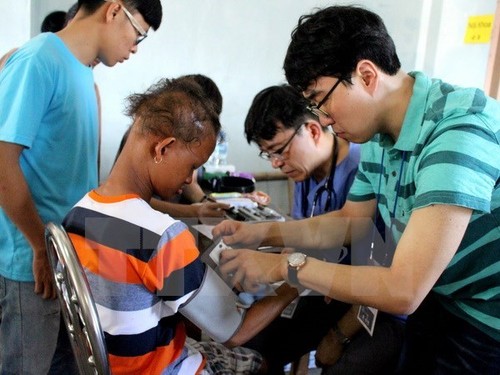 Rumah Sakit Asan Seoul, Republik Korea memeriksaan dan memberikan pengobatan sukarela kepada orang miskin di provinsi Hung Yen - ảnh 1