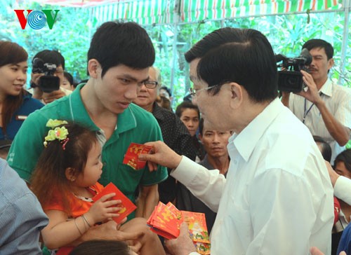 Presiden Vietnam, Truong Tan Sang mengunjungi dan menyampaikan ucapan selamat Hari Raya Tet di provinsi Long An - ảnh 1