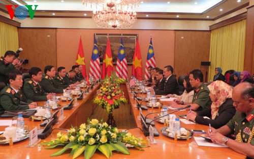 Memperhebat kerjasama pertahanan Vietnam-Malaysia - ảnh 1