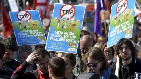 Demonstrasi besar-besaran di Eropa untuk memprotes TTIP - ảnh 1
