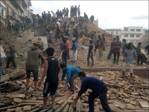 Nepal: Jumlah orang yang tewas akibat gempa bumi telah mencapai  kira-kira 7.000 orang - ảnh 1