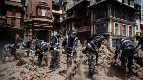 Jumlah orang yang tewas dalam gempa bumi di Nepal telah mencapai kira-kira 7.600 orang - ảnh 1