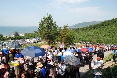 Lebih dari 10.000 pengunjung datang membakar hio di makam Almarhum Jenderal Vo Nguyen Giap - ảnh 1