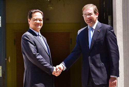 PM Nguyen Tan Dung melakukan pembicaraan dengan PM Portugal, Pedro Passos Coelho - ảnh 1