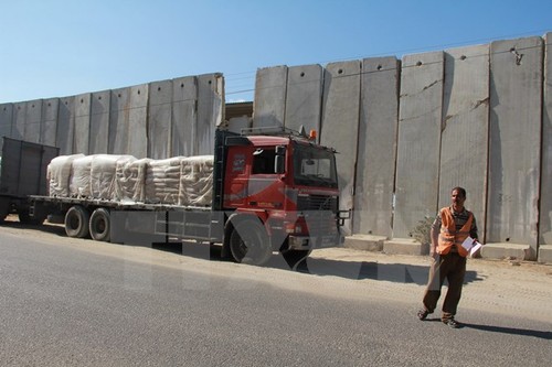 Israel membuka kembali koridor-koridor  perbatasan di Jalur Gaza - ảnh 1