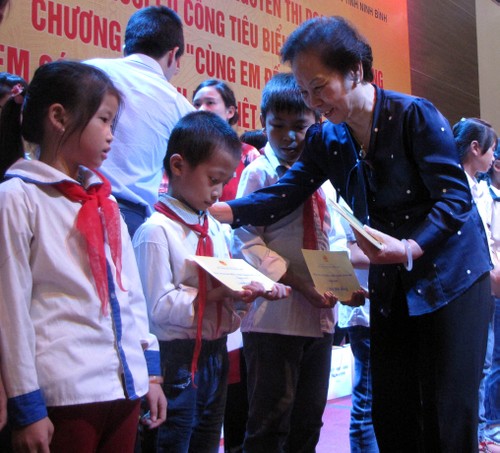 75.000 beasiswa diberikan kepada anak-anak di 63 provinsi dan kota di Vietnam - ảnh 1