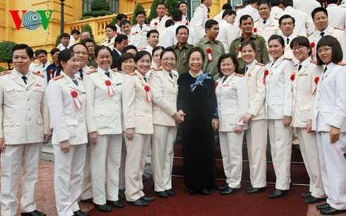 Wakil Presiden Vietnam, Nguyen Thi Doan melakukan pertemuan dengan 80 tipikal dari pasukan keamanan publik rakyat - ảnh 1