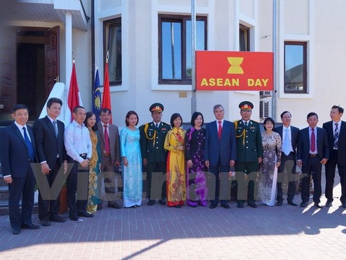 Upacara bendera ASEAN di Kedutaan Besar Vietnam di Ukraina - ảnh 1