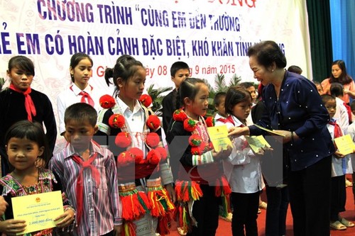 Memberikan beasiswa “Bersama ananda pergi ke sekolah” kepada anak-anak yang menjumpai kesulitan di provinsi Ha Giang - ảnh 1