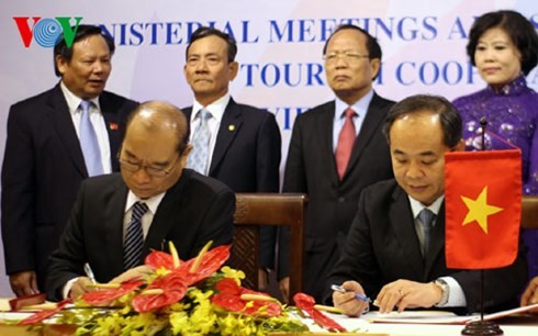 Pembicaraan dan penandatanganan naskah MoU kerjasama pariwisata antara Vietnam dan negara-negara ACMES - ảnh 1