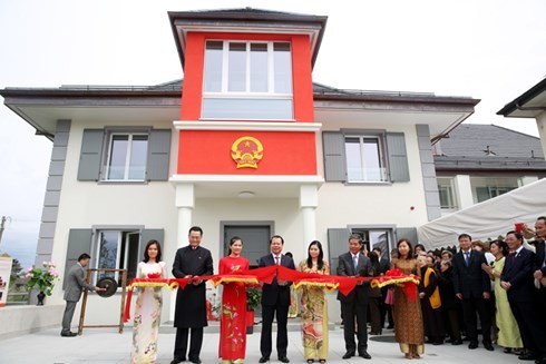 Deputi PM Vietnam, Vu Van Ninh menggunting pita peresmian Kantor Perwakilan Vietnam baru di Jenewa (Swiss) - ảnh 1