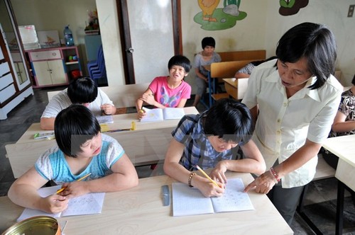 Dunia membantu provinsi Quang Ngai membina pola pendidikan untuk anak-anak penyandang cacad - ảnh 1
