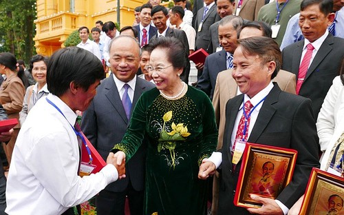 Wakil Presiden Vietnam, Nguyen Thi Doan menerima rombongan petani Vietnam yang tipikal - ảnh 1
