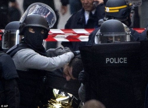 Perancis mempelajari amandemen UUD untuk memperkuat usaha melawan terorisme - ảnh 1