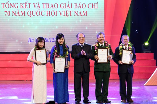 Acara penyampaian hadiah pers 70 tahun MN Vietnam - ảnh 1