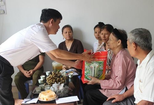 Provinsi Quang Ngai memikirkan kehidupan keluarga-keluarga yang berjasa kepada revolusi sehubungan dengan Hari Raya Tet - ảnh 1