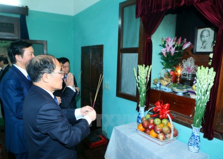 Ketua MN Vietnam, Nguyen Sinh Hung menyampaikan ucapan selamat Hari Raya Tet kepada para mantan pemimpin Partai dan Negara Vietnam - ảnh 1