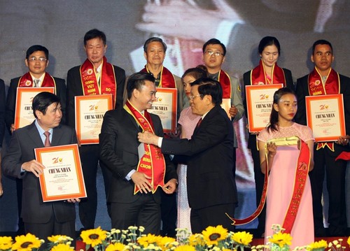 Presiden Vietnam, Truong Tan Sang menghadiri acara pengumuman gelar Brand barang Vietnam tahun 2016 - ảnh 1
