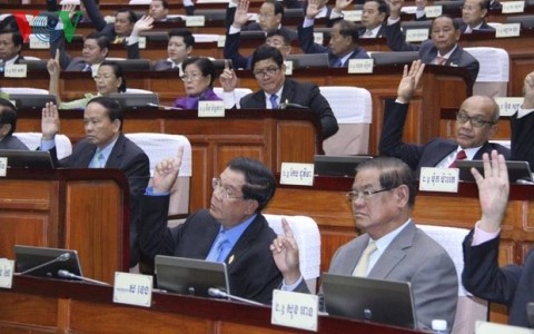 Parlemen Kamboja mengesahkan  RUU mengenai Serikat Buruh - ảnh 1