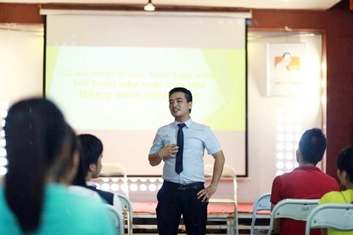 Saudara Nguyen Van Tiep dan kursus pengajaran bahasa Inggris yang gratis untuk kaum mahasiswa - ảnh 1