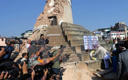 Nepal melakukan rekonstruksi pusaka-pusaka budaya  setahun setelah terjadi gempa bumi - ảnh 1
