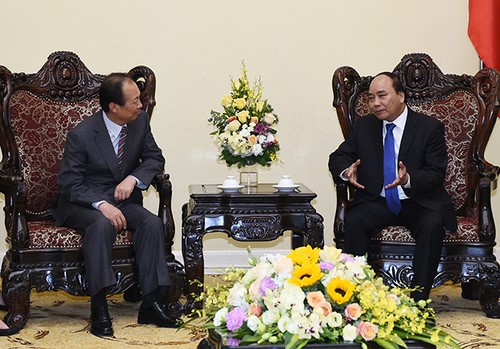PM Vietnam, Nguyen Xuan Phuc ingin agar para badan usaha asing memperkuat investasi di Vietnam - ảnh 1