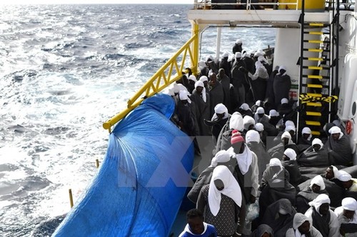 Angkatan Laut Irlandia terus menyelamatkan ratusan migran di Laut Tengah - ảnh 1