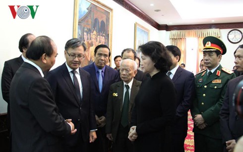 Delegasi tingkat tinggi Partai dan Negara Vietnam berziarah kepada mantan Ketua Parlemen Laos, Saman Viyaket - ảnh 1
