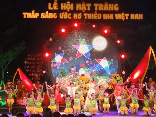 Wakil Presiden Vietnam, Dang Thi Ngoc Thinh menghadiri: “Festival Bulan – Menyalakan sinar impian anak-anak Vietnam tahun 2016” - ảnh 1