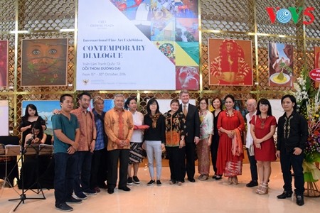 Pelukis Vietnam-Indonesia dengan pameran “Dialog Kontemporer” - ảnh 1