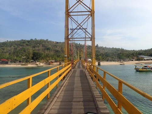 Jembatan roboh di Bali, sehingga menimbulkan puluhan korban - ảnh 1