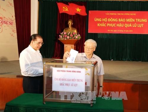 Sekjen Nguyen Phu Trong ikut serta memberi sokongan kepada warga di Vietnam Tengah - ảnh 1