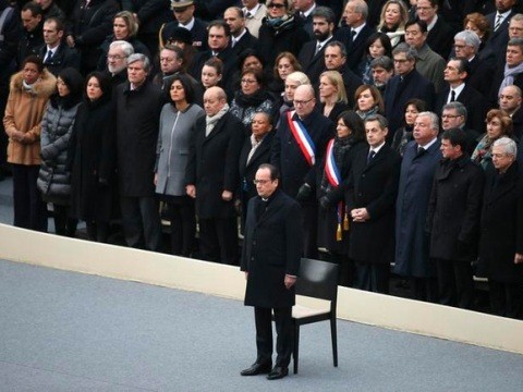 Perancis mengadakan banyak aktivitas untuk mengenangkan para korban dalam serentetan serangan teror pada 13/11/2015 - ảnh 1