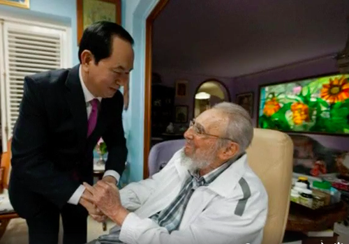 Presiden Tran Dai Quang melakukan kunjungan kehormatan kepada pemimpin Kuba, Fidel Castro - ảnh 1