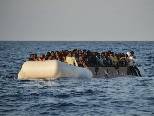 Italia menyelamatkan lebih dari 1.400 orang migran di Laut Tengah - ảnh 1