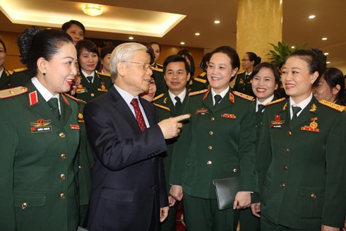 Sekjen KS PKV Vietnam, Nguyen Phu Trong menerima para wakil wanita tentara yang tipikel dari seluruh tentara sehubungan dengan kehadiran mereka  pada Konferensi ke-6 Wanita Tentara - ảnh 1