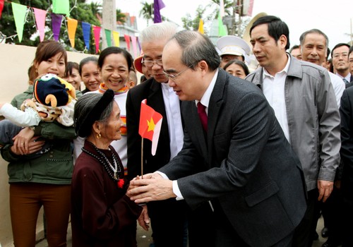 Ketua Pengurus Besar Front Tanah Air Vietnam, Nguyen Thien Nhan mengunjungi warga Katolik - ảnh 1