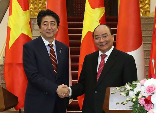 Media Jepang memberitakan secara menonjol tentang kunjungan Shinzo Abe di Vietnam - ảnh 1